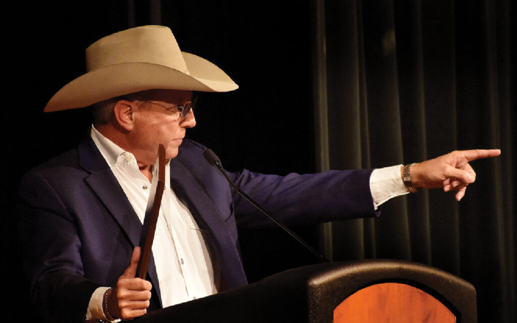 Emcee puts his Bo Rester spin on Chamber Banquet