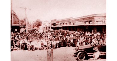 Sulphur Bluff gathered for a community photo welcoming the traveling Elder family show