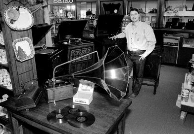 Mechanical Phonographs Brought Music Home mechanical-phonographs-east-texas history-of-mechanical-phonographs antique-mechanical-phonographs david-hoover-phonograph-collection early-phonographs-and-recorded-music mechanical-phonographs-history