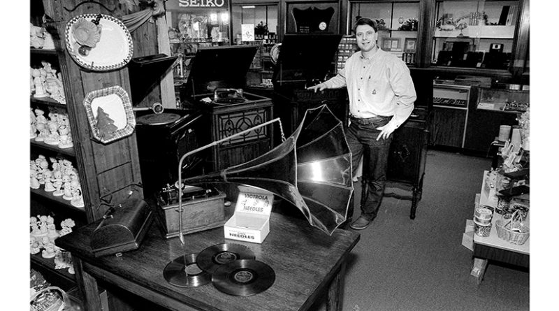 Mechanical Phonographs Brought Music Home mechanical-phonographs-east-texas history-of-mechanical-phonographs antique-mechanical-phonographs david-hoover-phonograph-collection early-phonographs-and-recorded-music mechanical-phonographs-history